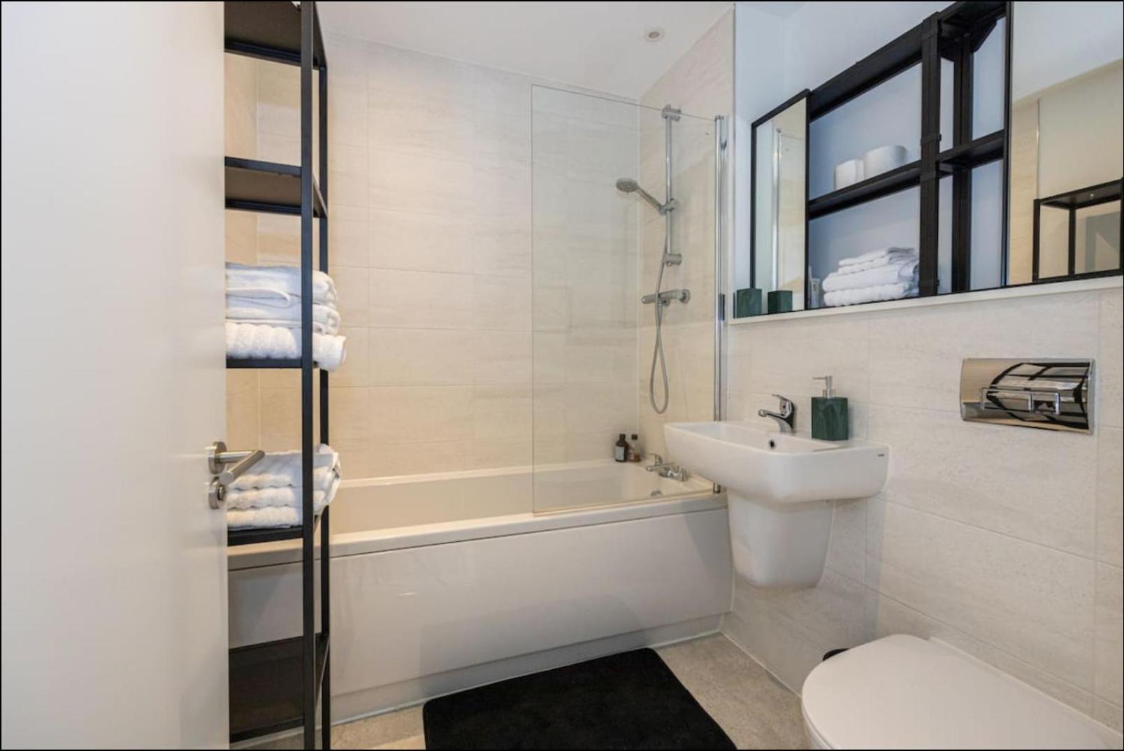 Elegance Retreat - 2 Bed Holiday Home With Parking Manchester Esterno foto