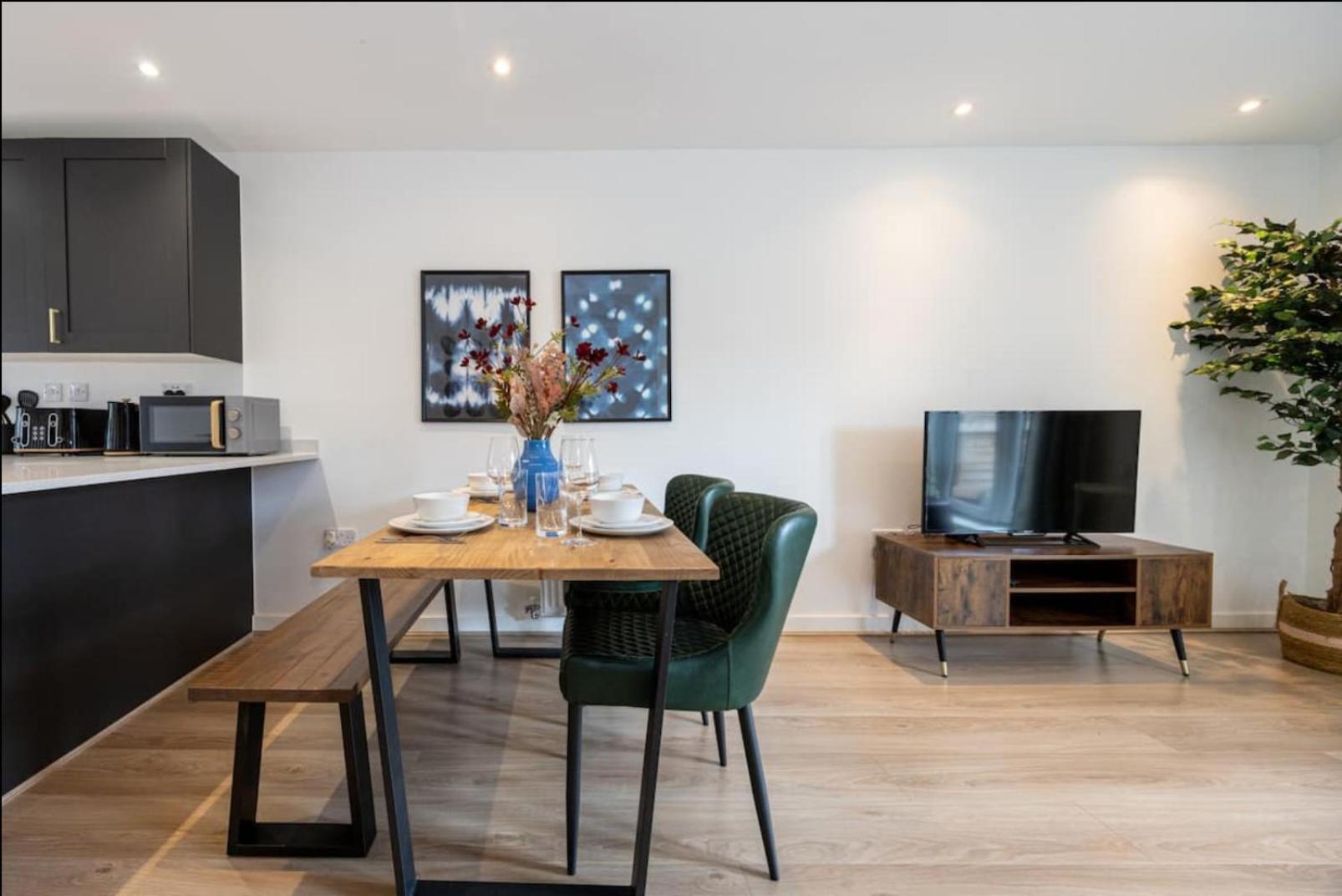 Elegance Retreat - 2 Bed Holiday Home With Parking Manchester Esterno foto